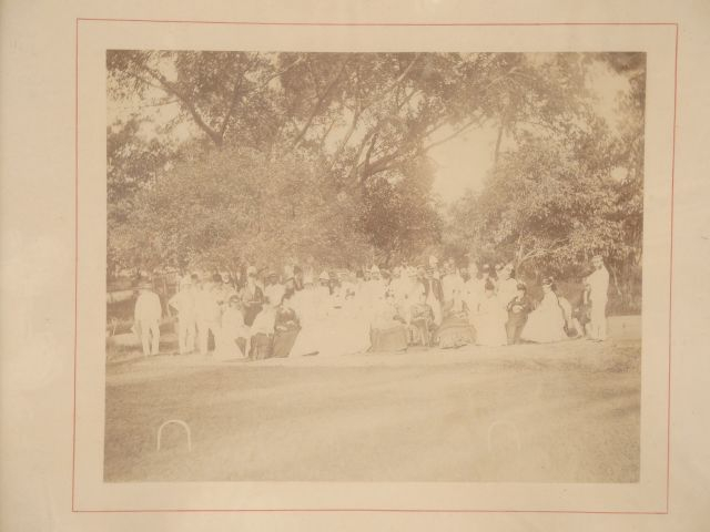 Ensemble de 4 photographies en noir et blanc et polychromes 'souvenirs