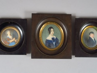 Vente aux enchères Trois différentes miniatures XIX ème "portrait d'homme" et deux "portr