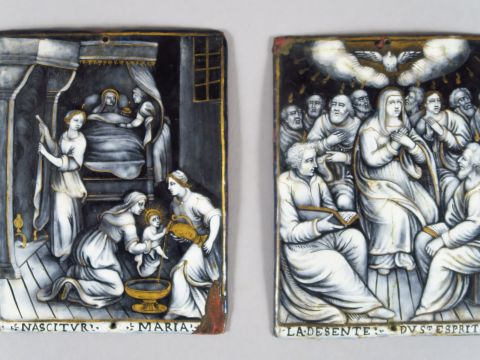 Paire de plaques en émail de Limoges décor en grisaille, signées Nouai