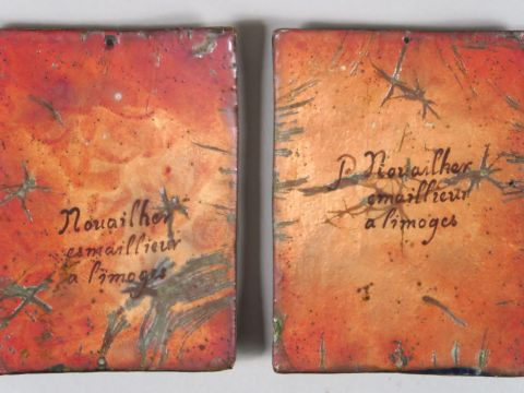 Paire de plaques en émail de Limoges décor en grisaille, signées Nouai