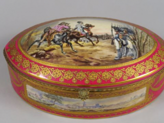 Vente aux enchères Grande boite ovale en porcelaine polychrome dans le goût de Sèvres, à 