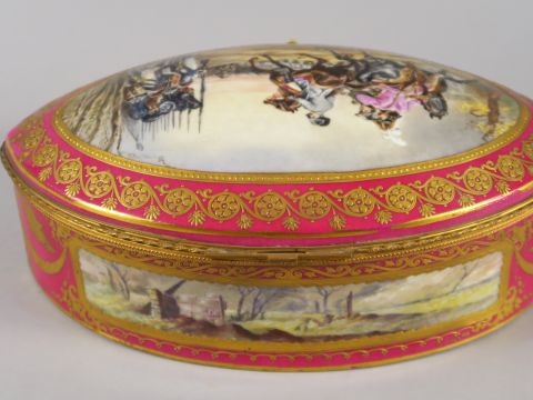 Grande boite ovale en porcelaine polychrome dans le goût de Sèvres, à 
