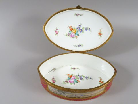 Grande boite ovale en porcelaine polychrome dans le goût de Sèvres, à 