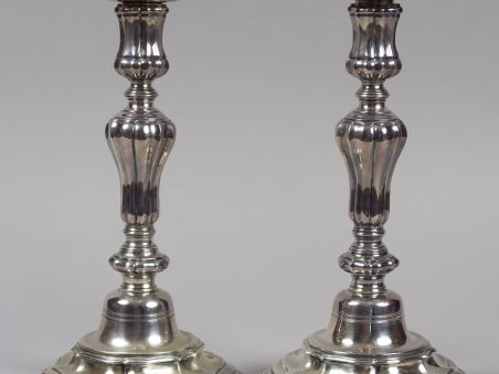 Paire de bougeoirs XVIII ème en argent. Paris 1774-1775. Poids : 1275 