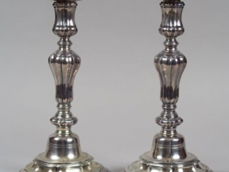 Vente aux enchères Paire de bougeoirs XVIII ème en argent. Paris 1774-1775. Poids : 1275 