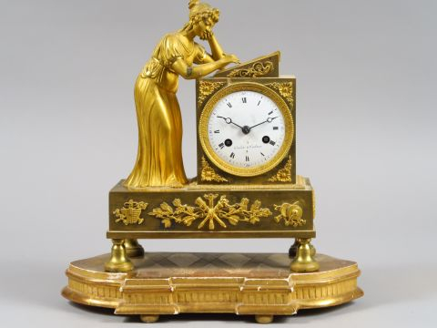Pendule de style Directoire en bronze doré, à décor de jeune femme à l