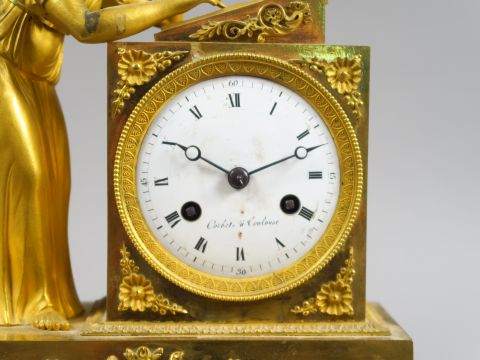 Pendule de style Directoire en bronze doré, à décor de jeune femme à l