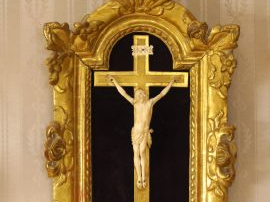 Vente aux enchères Crucifix XVIII ème en ivoire, cadre en bois sculpté et doré, à décor d