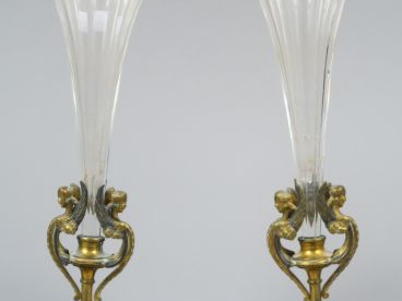 Paire de vases Napoléon III en cristal et bronze, à décor de chimères