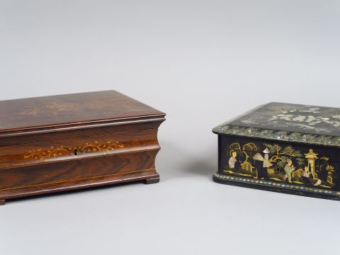 Coffret Charles X en marqueterie, à décor d’oiseaux branchés Ecrin à b