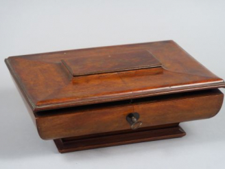 Vente aux enchères Boite à couture XIX ème en acajou, en forme d’urne.
