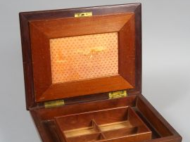 Boite à couture XIX ème en acajou, en forme d’urne.