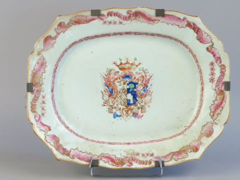 	Plat fin XVIII ème en porcelaine de Chine, Compagnie des Indes, famil