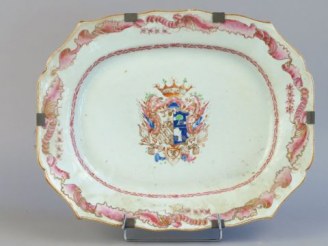 Vente aux enchères 	Plat fin XVIII ème en porcelaine de Chine, Compagnie des Indes, famil