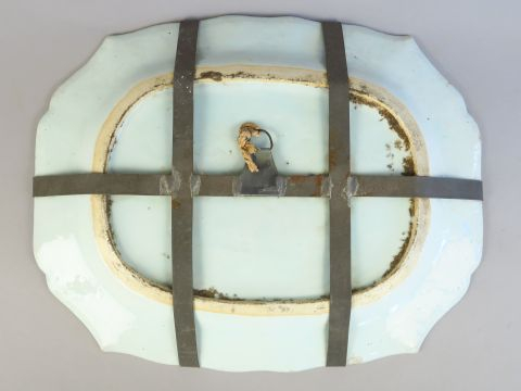 	Plat fin XVIII ème en porcelaine de Chine, Compagnie des Indes, famil