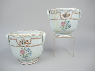 Vente aux enchères Paire de vases à anses, fin XVIIIème – début XIXème, en porcelaine de 