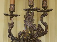 Vente aux enchères Paire d’appliques à trois lumières de style Louis XV en bronze, à déco