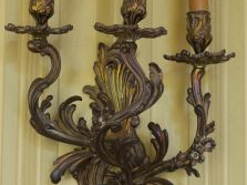 Paire d’appliques à trois lumières de style Louis XV en bronze, à déco