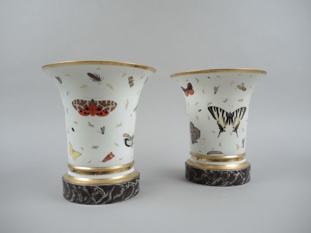 	Paire de cache-pots cornet XIX ème en porcelaine de Locré, à décor d’