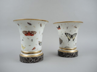 Vente aux enchères 	Paire de cache-pots cornet XIX ème en porcelaine de Locré, à décor d’