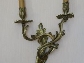 Paire d’appliques doubles de style Louis XV en bronze doré, à décor de