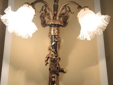 Suite de quatre appliques doubles de style Louis XVI en bronze doré, à