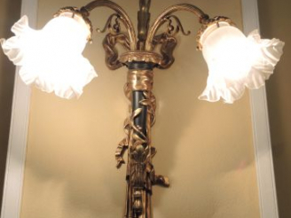 Vente aux enchères Suite de quatre appliques doubles de style Louis XVI en bronze doré, à