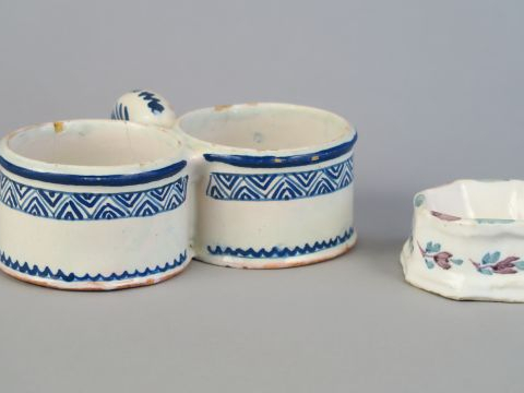 Saleron et monture d’huilier en faïence XIX ème