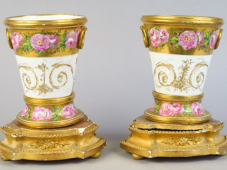 Vente aux enchères Paire de cache-pots XIX ème en porcelaine, à décor de roses et de rinc