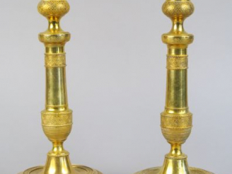 Vente aux enchères Paire de bougeoirs en laiton, à décor gravé