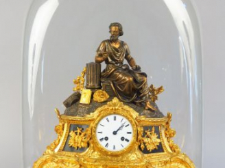 Vente aux enchères 	Pendule Napoléon III en régule patiné médaille et doré « Allégorie du