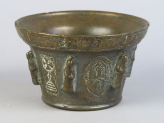 Vente aux enchères 	Mortier  de style Haute Epoque en bronze, à décor de personnages en h