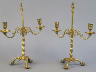 Vente aux enchères 	Paire de candélabres en bronze, éclairant à deux lumières, piètement 