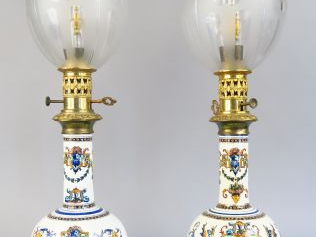Paire de lampes à pétrole en faïence polychrome de Gien, à décor de st