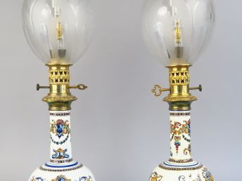 Paire de lampes à pétrole en faïence polychrome de Gien, à décor de st