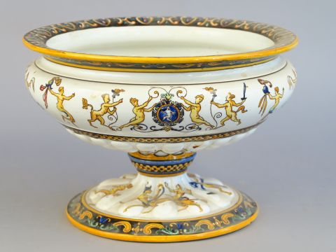 Coupe Médicis en faïence polychrome de Gien, à décor de style Renaissa