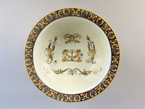 Coupe Médicis en faïence polychrome de Gien, à décor de style Renaissa