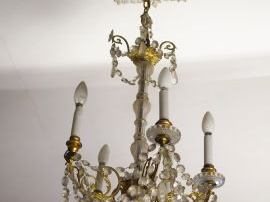 Vente aux enchères Petit lustre à pampilles éclairant à 5 lumières