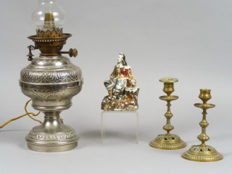 Vente aux enchères 	Paire de bougeoirs en laiton 	Encrier en porcelaine, à décor de mousq