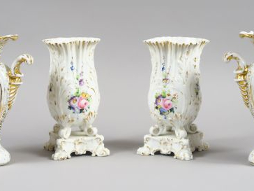 Deux paires de vases en porcelaine XIX ème à décor de fleurs polychrom