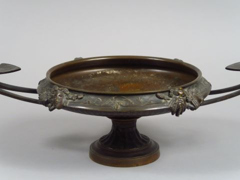 BARBEDIENNE (attribuée à). Coupe en bronze à patine brune, à décor de 