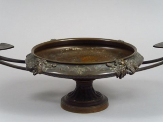 Vente aux enchères BARBEDIENNE (attribuée à). Coupe en bronze à patine brune, à décor de 