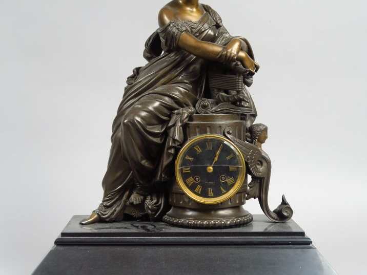 Pendule de cheminée Napoléon III en marbre noir et régule "Sapho".