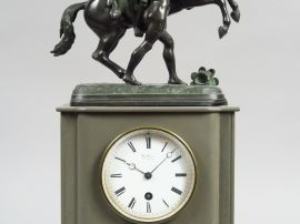 Vente aux enchères Pendule borne en marbre gris, mouvement pas Gillion à Orléans, surmont