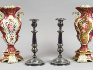 Vente aux enchères 	Paire de bougeoirs en métal argenté 	Paire de vases Restauration en p