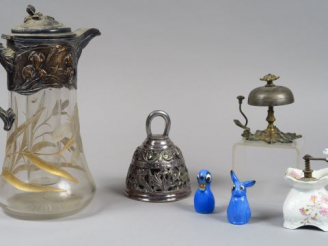 Vente aux enchères Carafe à jus de fruit de style Art Nouveau  sonnette de table Napoléon