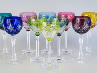 Vente aux enchères Six verres à vin du Rhin en cristal bicolore  Quatre verres à vin du R