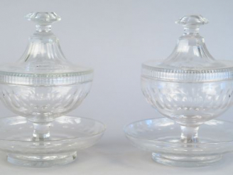 Vente aux enchères Paire de drageoirs en cristal avec leurs présentoirs