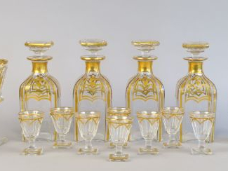 Quatre flacons à liqueur en cristal  six verres à liqueur en cristal  