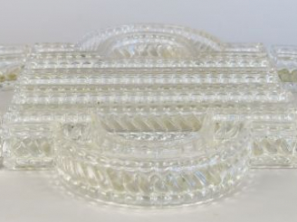 Vente aux enchères Chemin de table en cristal de Baccarat  (manque un élément)